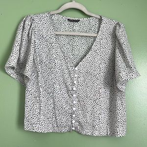 SHEIN short sleeve blouse white with black dots slightly cropped. Ruffled sleeve